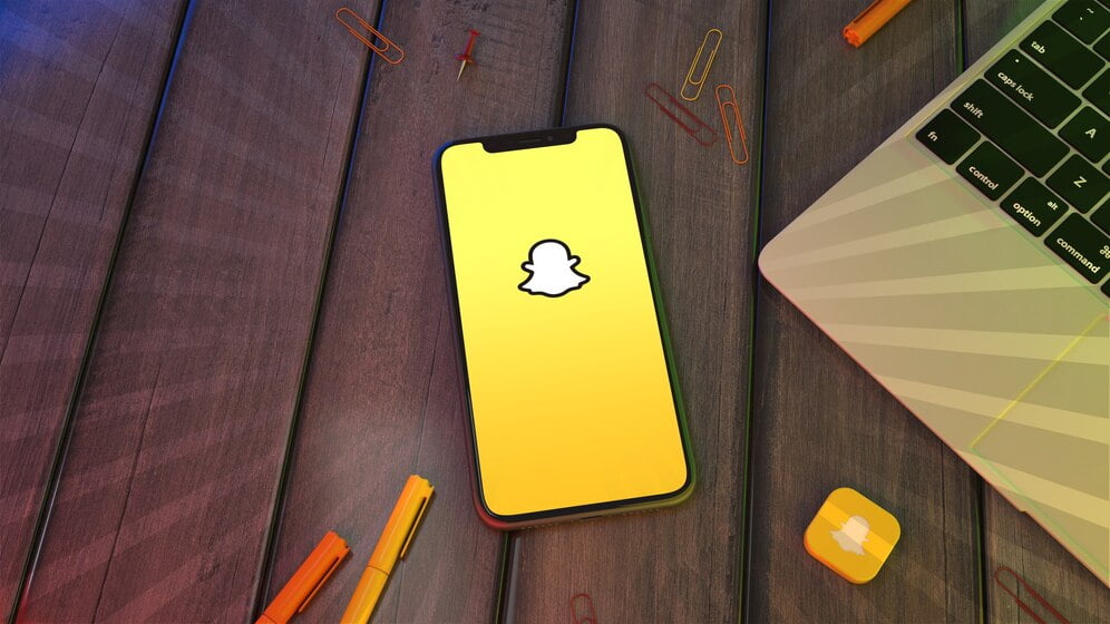 تسجيل الدخول لسناب شات برقم الجوال - انشاء حساب Snapchat 5 3d rendering smartphone displaying snapchat app logo wooden desktop 284880 448