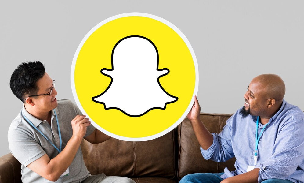 تسجيل الدخول لسناب شات برقم الجوال - انشاء حساب Snapchat 4 men showing snapchat icon 53876 64900