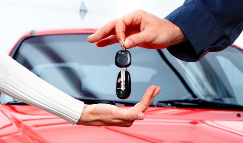 كل ما تحتاج معرفته عن تطبيق سيارة 4 man handing woman car keys 700x460 main